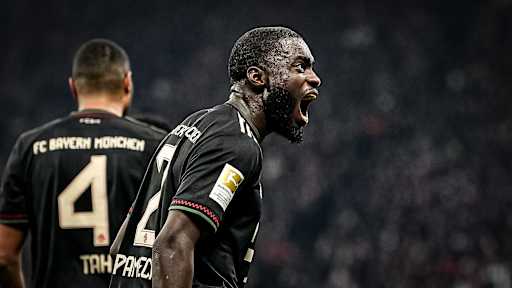 Dayot Upamecano schreit vor Freude während des Gastspiels des FC Bayern in der Bundesliga bei RB Leipzig