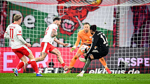 Michael Olise trifft ins Tor während des Gastspiels des FC Bayern in der Bundesliga bei RB Leipzig