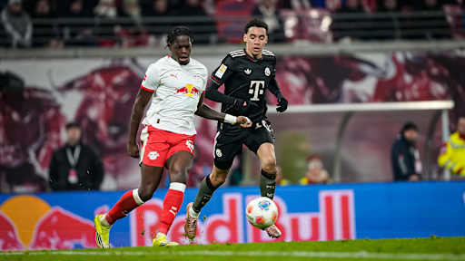 Jamal Musiala im Zweikampf während des Gastspiels des FC Bayern in der Bundesliga bei RB Leipzig