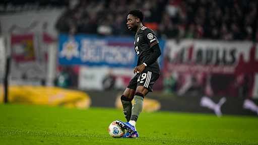 Alphonso Davies mit Ball am Fuß während des Gastspiels des FC Bayern in der Bundesliga bei RB Leipzig