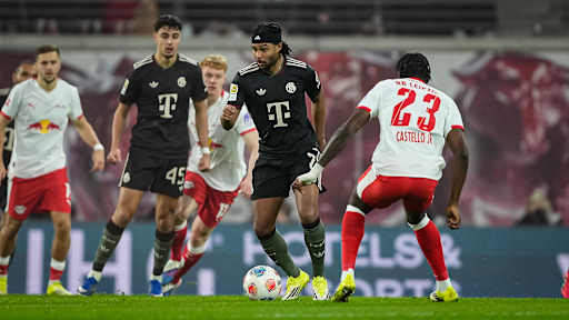 Serge Gnabry mit Ball am Fuß während des Gastspiels des FC Bayern in der Bundesliga bei RB Leipzig