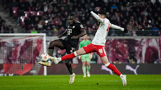 Dayot Upamecano im Zweikampf um den Ball während des Gastspiels des FC Bayern in der Bundesliga bei RB Leipzig
