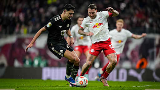 Aleksandar Pavlović im Zweikampf während des Gastspiels des FC Bayern in der Bundesliga bei RB Leipzig