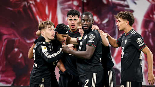 Lennart Karl, Serge Gnabry, Dayot Upamecano und Co bejubeln den 1:1-Ausgleich während des Gastspiels des FC Bayern in der Bundesliga bei RB Leipzig