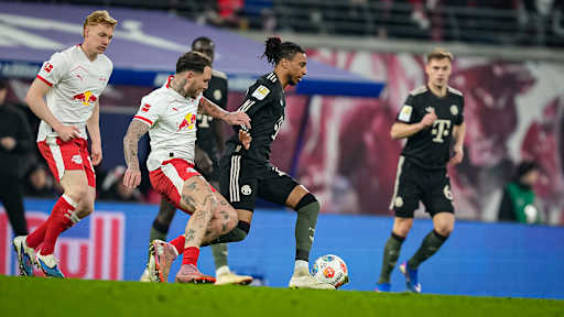 Michael Olise mit Ball am Fuß während des Gastspiels des FC Bayern in der Bundesliga bei RB Leipzig