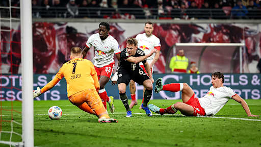 Péter Gulácsi vor Joshua Kimmich während des Gastspiels des FC Bayern in der Bundesliga bei RB Leipzig