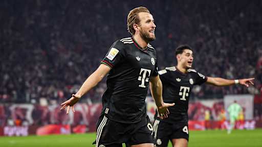 Harry Kane jubelt mit ausgebreiteten Armen während des Gastspiels des FC Bayern in der Bundesliga bei RB Leipzig
