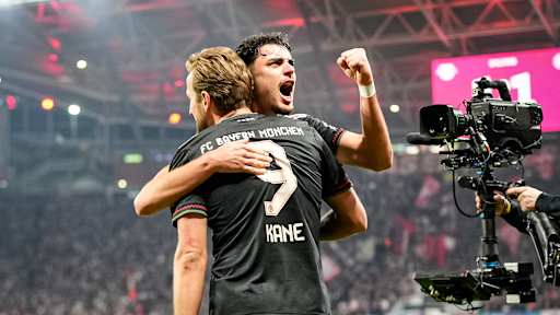 Aleksandar Pavlović und Harry Kane bejubeln den Führungstreffer während des Gastspiels des FC Bayern in der Bundesliga bei RB Leipzig