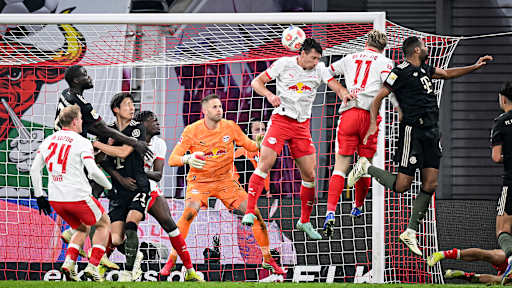 Jonathan Tah köpft ins Tor während des Gastspiels des FC Bayern in der Bundesliga bei RB Leipzig