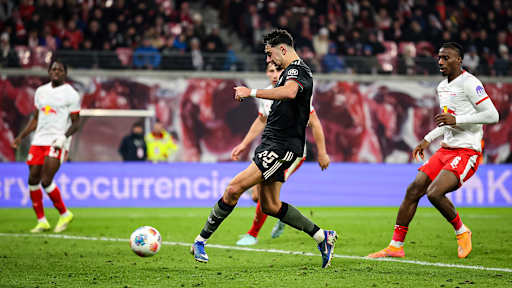 Aleksandar Pavlović beim Torschuss während des Gastspiels des FC Bayern in der Bundesliga bei RB Leipzig