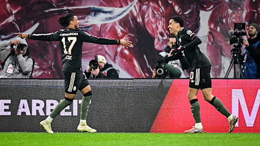 Michael Olise und Jamal Musiala jubeln während des Gastspiels des FC Bayern in der Bundesliga bei RB Leipzig