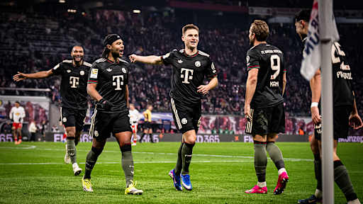 Joshua Kimmich läuft freudestrahlend auf Harry Kane zu während des Gastspiels des FC Bayern in der Bundesliga bei RB Leipzig