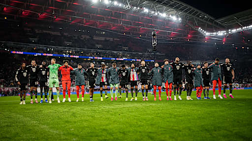 Die Mannschaft feiert vor der Kurve nach dem Gastspiel des FC Bayern in der Bundesliga bei RB Leipzig