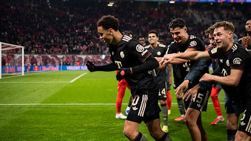 Mitspieler schubsen Jamal Musiala zur Fankurve nach dem Sieg in Leipzig