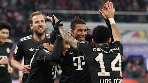 Michael Olise jubelt mit Jamal Musiala und Luis Díaz