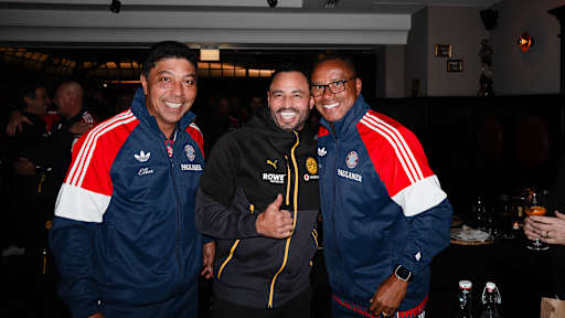 Giovane Elber, Toni da Silva und Paulo Sergio umarmen sich und lachen