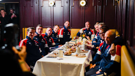 Die FC Bayern Legends sitzen an einem Tisch und schauen in die Kamera