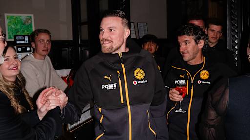 Kevin Großkreutz klatscht mit jemandem ab bei der Legends Night