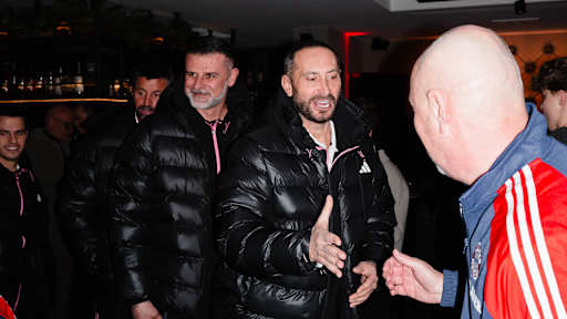 Spieler des Legends Cups begrüßen sich bei der Legends Night