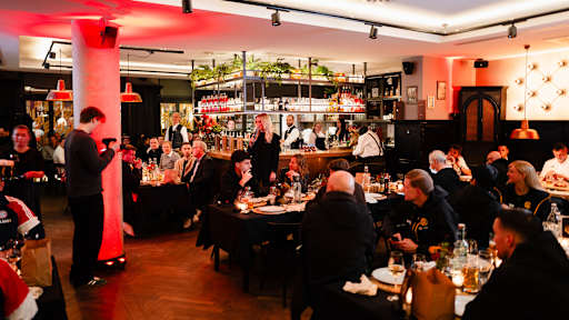 Die Moderatoren sprechen auf der Legends Night