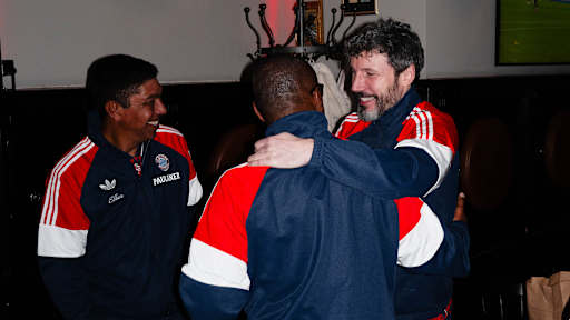 Mark van Bommel, Giovane Elber und Paulo Sergio unterhalten sich und lachen