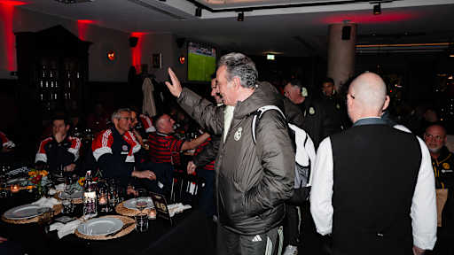 Ein Spieler von Real Madrid grüßt Spieler des FC Bayern bei der Legends Night