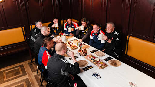 Spieler des Legends Cups stoßen bei der Legends Night an