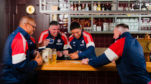 Spieler der FC Bayern Legends spielen Karten