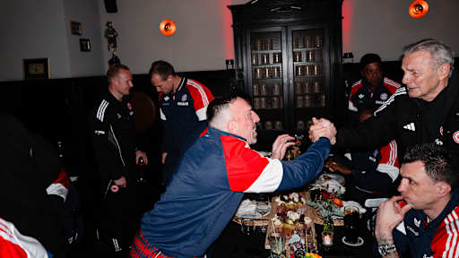 Franck Ribéry begrüßt einen Spieler der Eintracht-Legenden