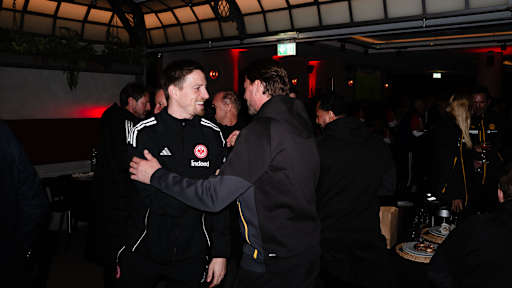 Spieler des Legends Cups begrüßen sich bei der Legends Night