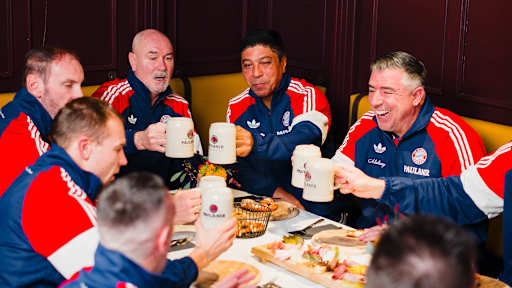 Spieler der FC Bayern Legenden stoßen bei der Legends Night an