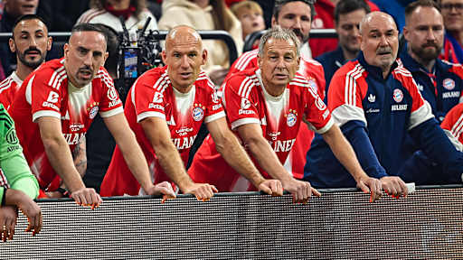 Frank Ribéry, Arjen Robben und Jürgen Klinsmann an der Bande während des FC Bayern Legends Cup 2026 im SAP Garden