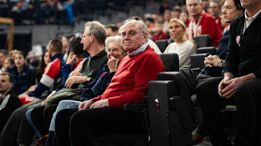 Uli Hoeneß auf der Tribüne während des FC Bayern Legends Cup 2026 im SAP Garden