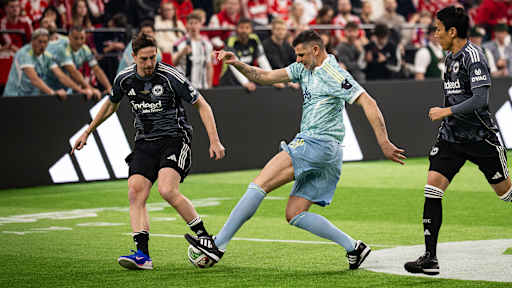Spielszene aus dem Duell zwischen Eintracht Frankfurt und Juventus Turin während des FC Bayern Legends Cup 2026 im SAP Garden