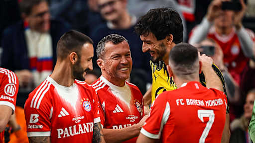 Lothar Matthäus und Mats Hummels amüsieren sich während des FC Bayern Legends Cup 2026 im SAP Garden