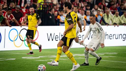 Mats Hummels mit Ball am Fuß während des FC Bayern Legends Cup 2026 im SAP Garden