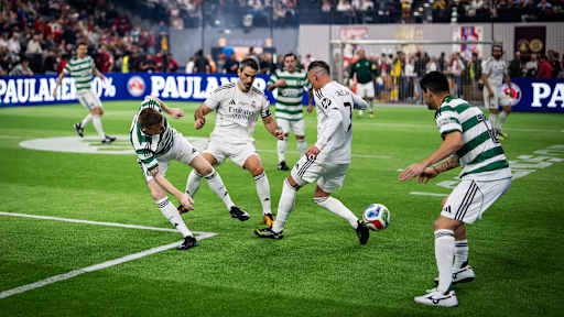 Spielszene aus dem Duell zwischen Real Madrid und Celtic Glasgow während des FC Bayern Legends Cup 2026 im SAP Garden
