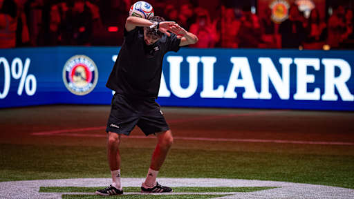 Freestyler Marcel Gurk während des FC Bayern Legends Cup 2026 im SAP Garden