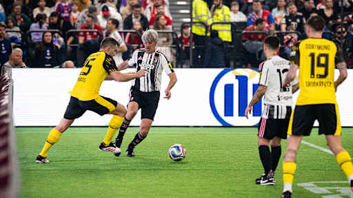 Spielszene aus dem Duell zwischen Juventus Turin und Borussia Dortmund während des FC Bayern Legends Cup 2026 im SAP Garden