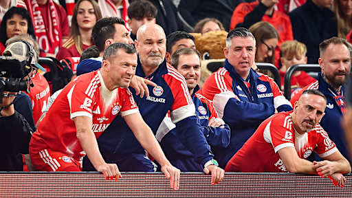 Lothar Matthäus, Philipp Lahm und Roy Makaay hinter der Bande während des FC Bayern Legends Cup 2026 im SAP Garden