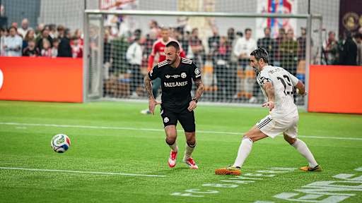 Diego Contento im Duell mit Real Madrid während des FC Bayern Legends Cup 2026 im SAP Garden