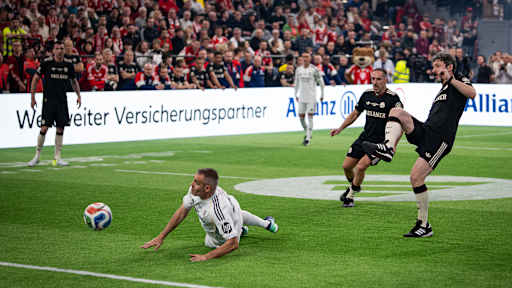 Mark van Bommel schießt im Duell mit Real Madrid während des FC Bayern Legends Cup 2026 im SAP Garden