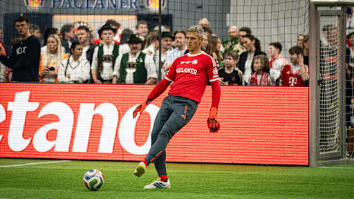 Hans Jörg Butt mit Ball am Fuß während des FC Bayern Legends Cup 2026 im SAP Garden