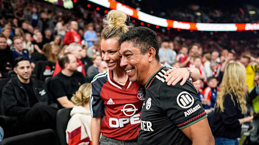 Giovane Élber und Linda Dallmann während des FC Bayern Legends Cup 2026 im SAP Garden