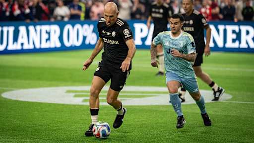 Arjen Robben mit Ball im Fuß während des FC Bayern Legends Cup 2026 im SAP Garden