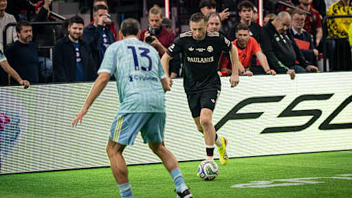 Ivica Olić im Duell mit Juventus Turin während des FC Bayern Legends Cup 2026 im SAP Garden