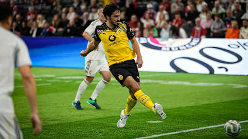 Mats Hummels mit Ball am Fuß im Finale gegen Real Madrid Mario Mandžukić wird fotografiert während des FC Bayern Legends Cup 2026 im SAP Garden
