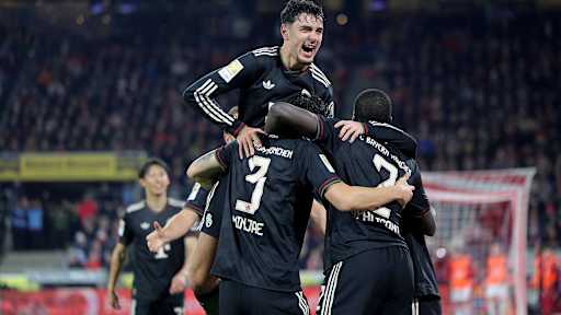 Aleksandar Pavlović und Kollegen jubeln nach dem 3:1 im Bundesliga-Spiel des FC Bayern gegen den 1. FC Köln.