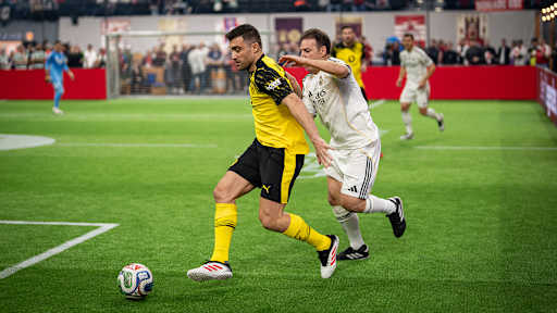 Spielszene aus dem Duell zwischen Borussia Dortmund und Real Madrid während des FC Bayern Legends Cup 2026 im SAP Garden