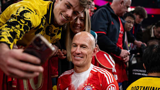 Arjen Robben macht Fotos mit Fans während des FC Bayern Legends Cup 2026 im SAP Garden